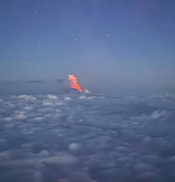 开云体育(中国)官方网站有岩浆沿火山西侧山坡流动-开云(中国)Kaiyun·官方网站 登录入口