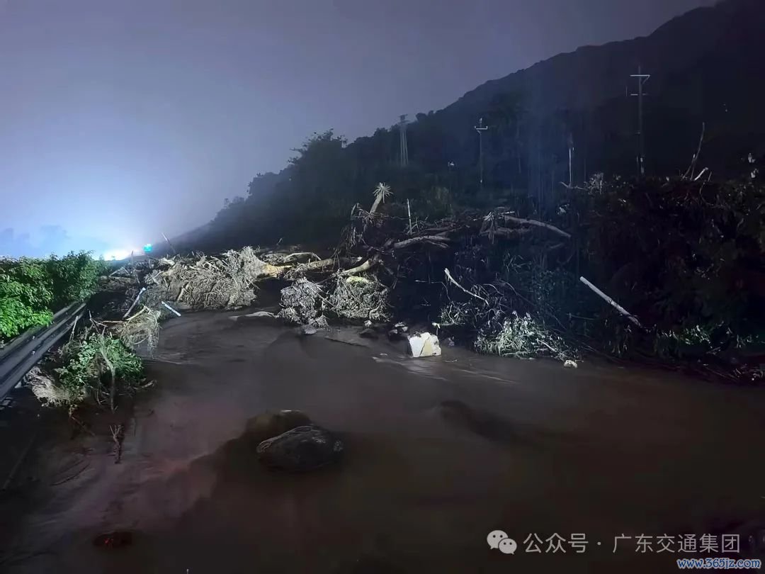 广佛肇高速突发线外泥石流现场。“广东交通集团”微信公号 图