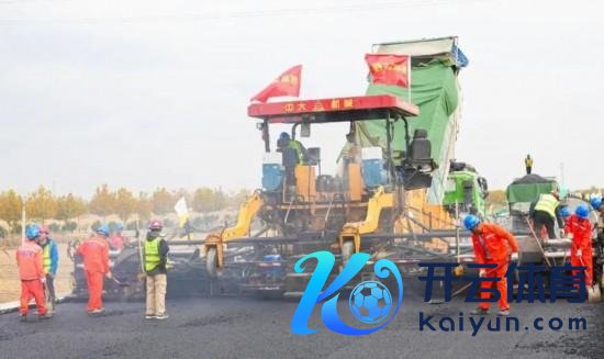 江苏五条在建高速公路迎发扬 多路段沥青摊铺完成